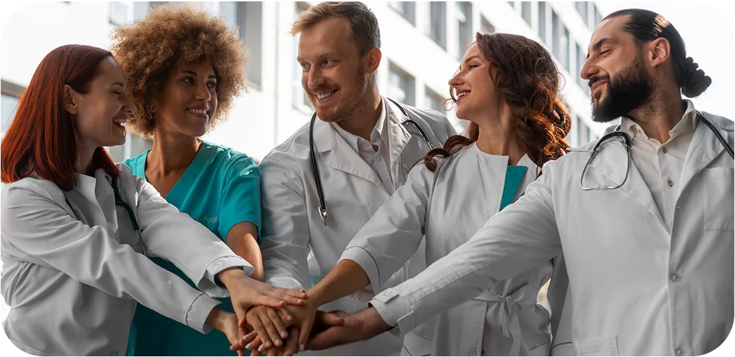 Equipe médica unida em trabalho colaborativo